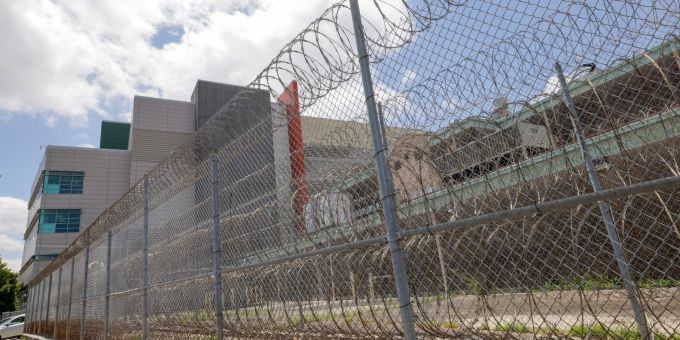 Nach einem Gefängnisausbruch sind immer noch mehrere Männer in den USA auf der Flucht. Nach einem Gefängnisausbruch sind immer noch mehrere Männer in den USA auf der Flucht.