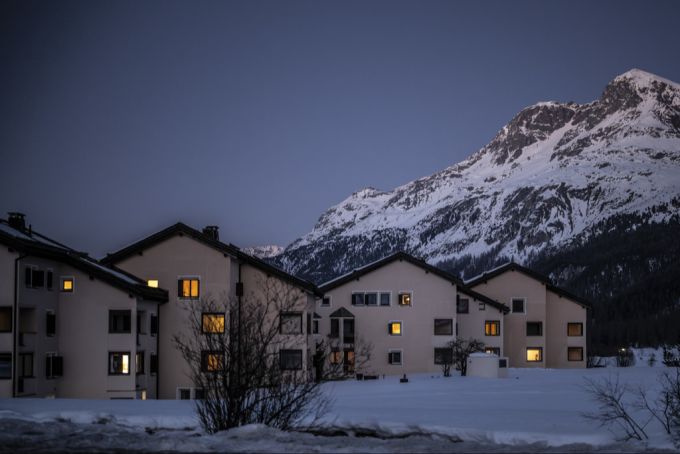 Der Mieterverband empfiehlt, den eigenen Anspruch zu prüfen, bevor ein Senkungsbegehren gestellt wird. Hier ein Bild von Wohnhäusern in Sils im Engadin. (Archivbild) Wohnungen