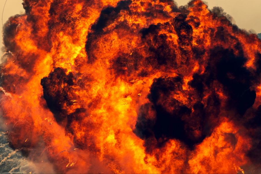 Anschliessend kam es zu einer Explosion, bei welcher der Brandstifter seinen Schuh verlor. (Symbolbild)