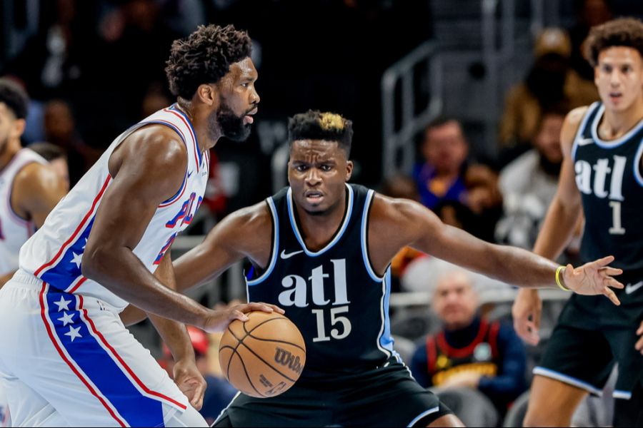 Basketballspieler Clint Capela (Mitte) gilt mit einem Vermögen zwischen 50 und 100 Millionen Franken als reichster Schweizer Sportler.