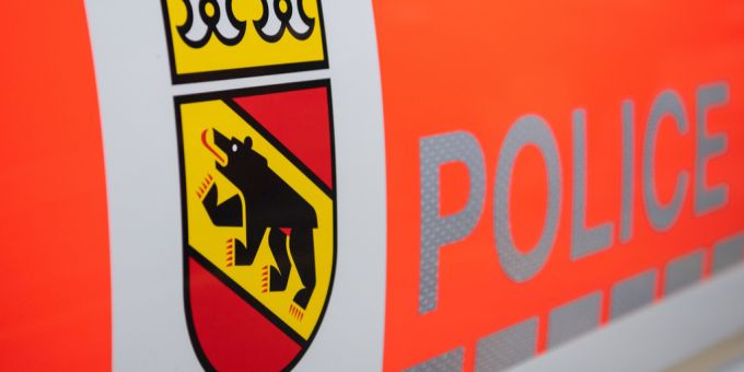 Bei einer Frontalkollision bei Därligen BE kam es zu einem Grossaufgebot der Polizei. därligen frontalkollision
