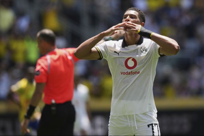 Jobe Bellingham feiert seinen Premierentreffer für den BVB. BVB