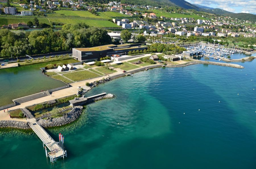 Das Laténium am Neuenburgersee entführt Sie auf eine Zeitreise. Auf moderne Weise präsentiert es archäologische Schätze von der Vorgeschichte bis zur Renaissance und eröffnet im Park prächtige Blicke auf den See. Das Museum erreichen Sie von Neuenburg bequem mit dem ÖV oder Velo.