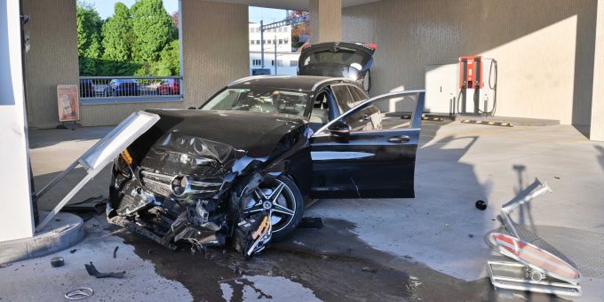Emmenbrücke LU: Bei schwerem Unfall in Tankstelle gekracht. Emmenbrücke LU