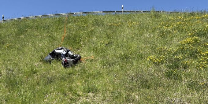 In Ebnat-Kappel ist ein Rollerfahrer nach einer Kollision ein Wiesenbord hinunter gestürzt. Kollision in Ebnat-Kappel