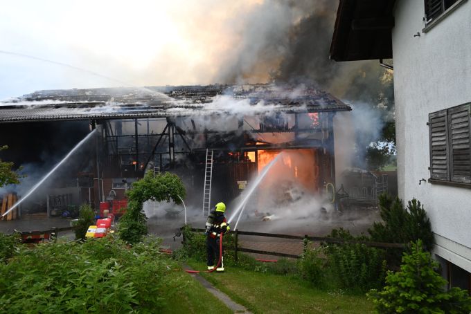 Die Feuerwehr verhinderte, dass das Feuer auf andere Gebäude übergriff. Feuer