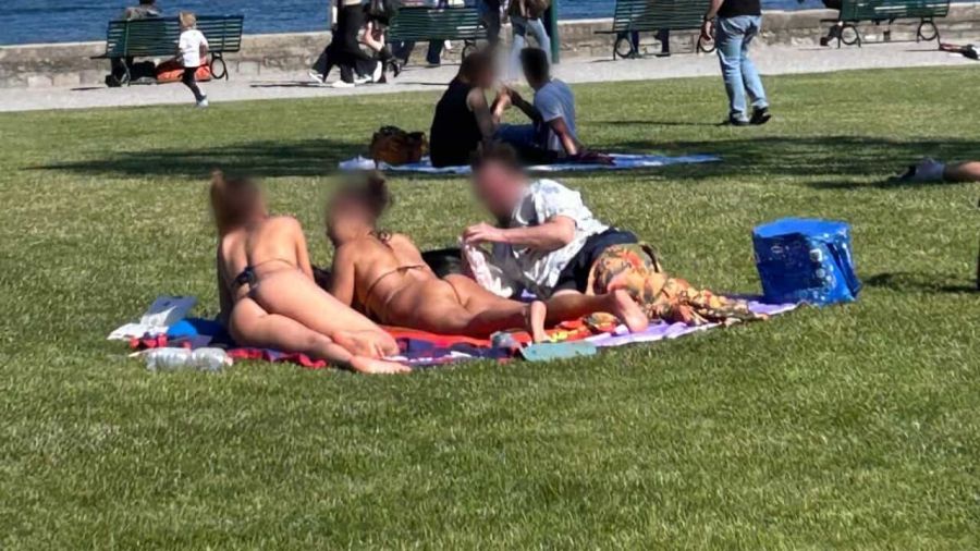Zwei Frauen in Tangas sorgten am Sonntag für Empörung.