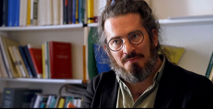 Der Anwalt Dimitri Paratte sieht das Problem in der Isolation der Geflüchteten Menschen.