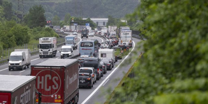 Rückreiseverkehr verursacht langen Stau am Gotthard. Rückreiseverkehr