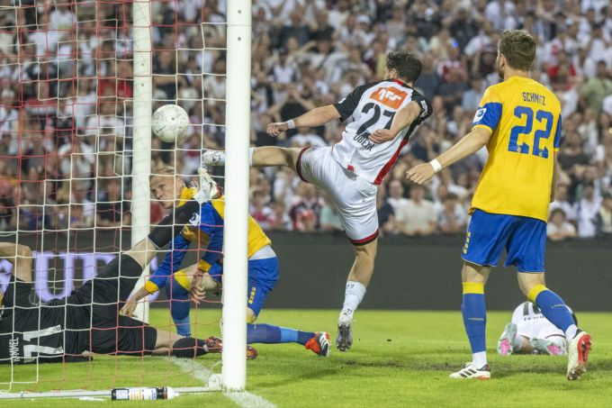 Linus Obexer trifft zum 1:0 für den FC Aarau gegen GC in der Barrage. Linus Obexer FCA GC