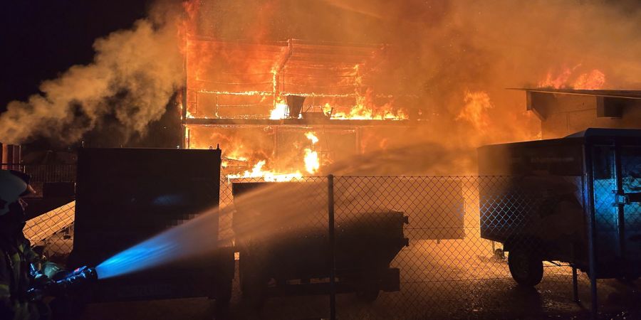 Die Feuerwehr versuchte den Brand zu löschen.