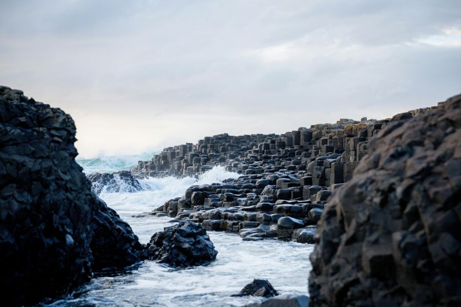 Touristen am Giant's Causeway werden aufgefordert, das Münzritual zu unterlassen.
