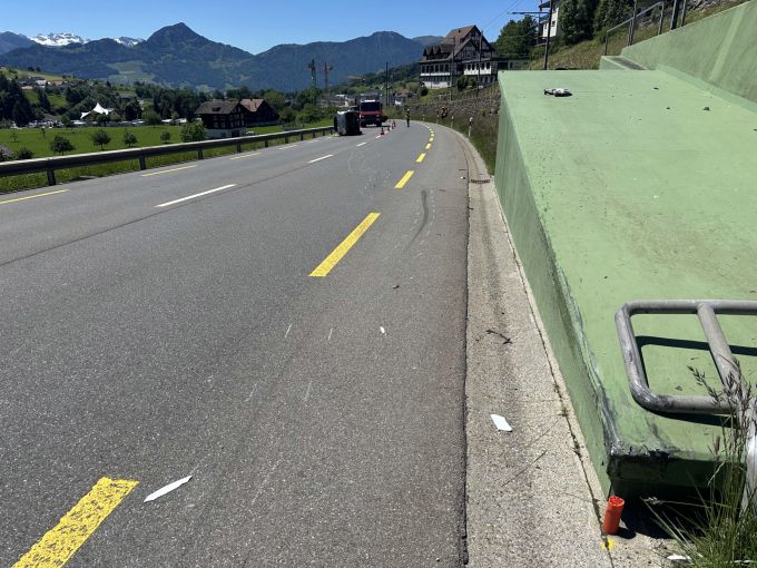Der Personenwagen kippte nach der Kollision auf die Seite. Kollision