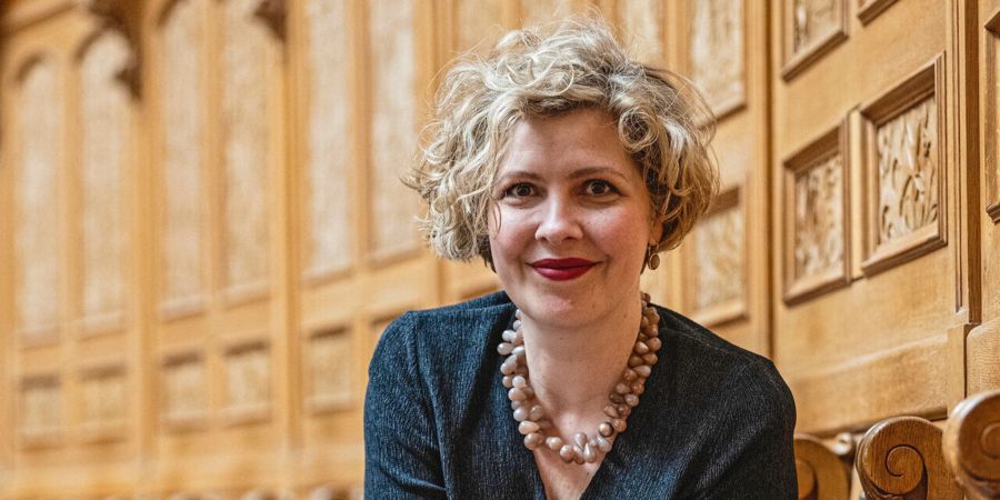 Frau Porträtfoto Kette Holzsitze
