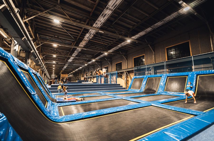 Zwölf Gehminuten vom Bahnhof Winterthur entfernt: Der Skills Park ist die derzeit grösste Multisporthalle Europas. Das Angebot ist immens, darunter finden sich Skateboard, Trampolin, BMX und Scooter.