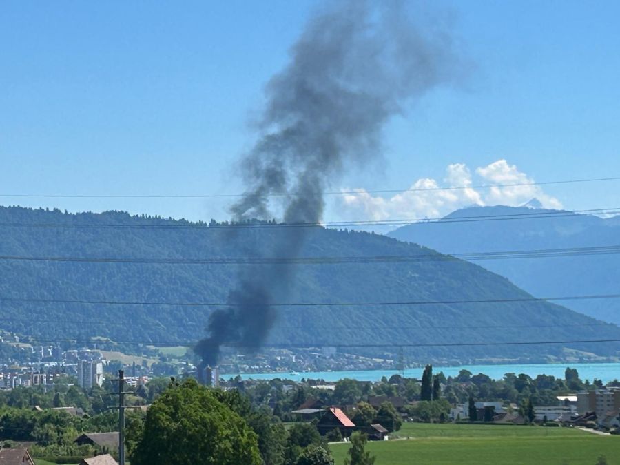 Die schwarzen Rauchwolken sind von weit her zu sehen.