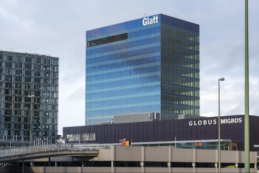 Nicht so die Menschen vor der Nau.ch-Kamera: Sie geniessen das klimatisierte Glattzentrum in Wallisellen und shoppen die Hitze weg.