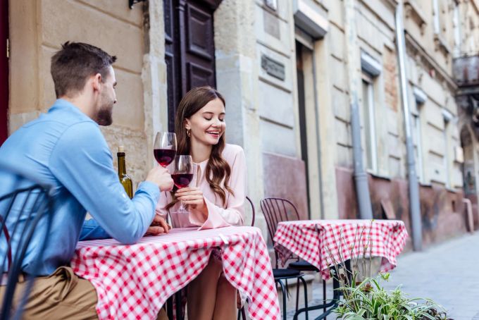 Die andalusische Küche ist bekannt für leckere Tapas und guten Wein. Paar Ferien