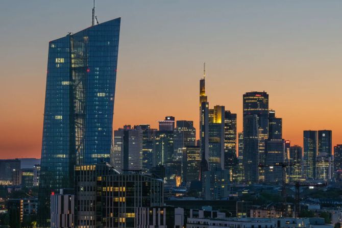 EZB vor Bankenskyline Frankfurt