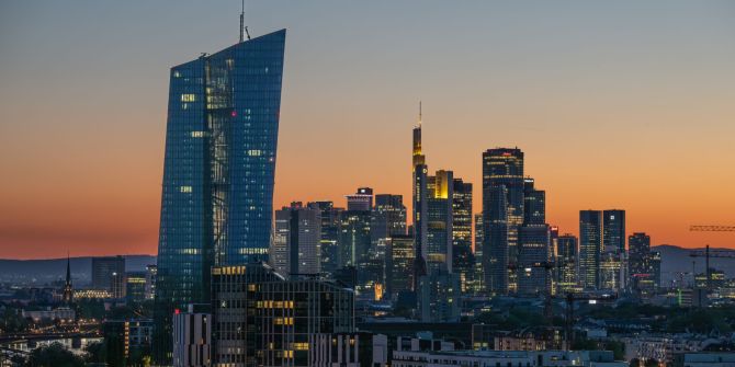 EZB vor Bankenskyline Frankfurt