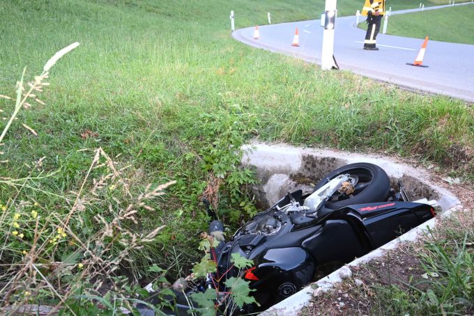 Der Motorradfahrer wurde ins Spital gebracht. Sachschaden