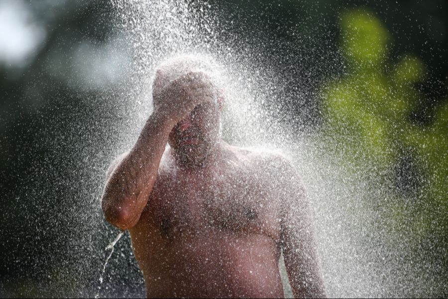 Während den Männern Warmwasser-Duschen zur Verfügung stehen. (Symbolbild)