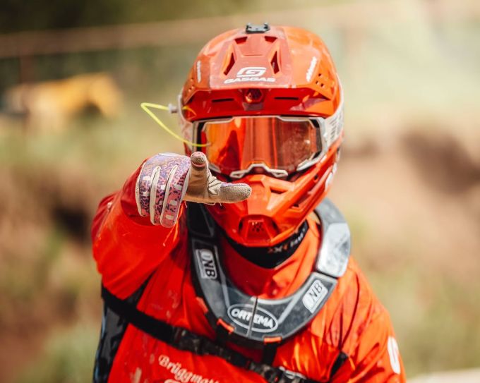 Unter diesem Helm versteckt sich Ski-Star Franjo von Allmen. Franjo von Allmen