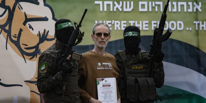 Hamas Kämpfer eskortieren die israelischen Geisel Ohad Ben Ami vor seiner Freilassung. (Archivbild) hamas geisel