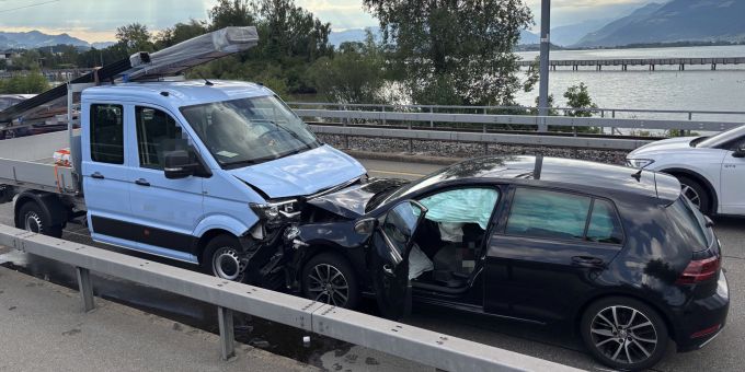 In Rapperswil-Jona sind ein Auto und ein Lieferwagen kollidiert. Frontalkollision