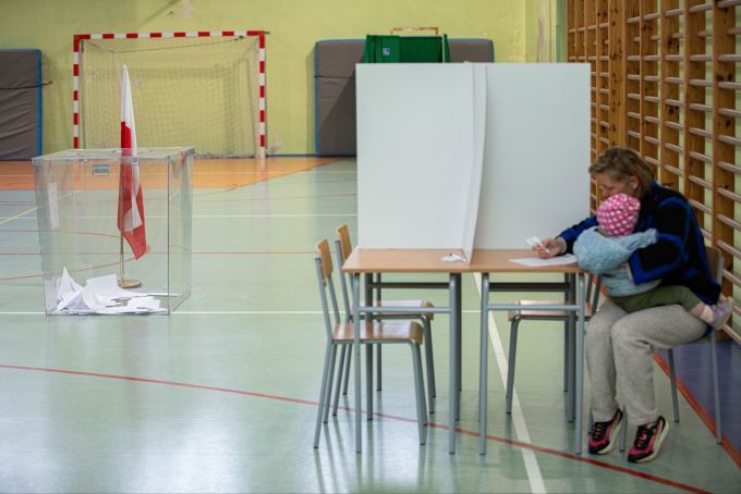 Die Stichwahl findet am 1. Juni statt. Poland holds presidential election.