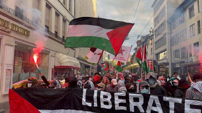 Die Aktivisten zünden Pyro-Fackeln in der Basler Innenstadt. ESC 2025