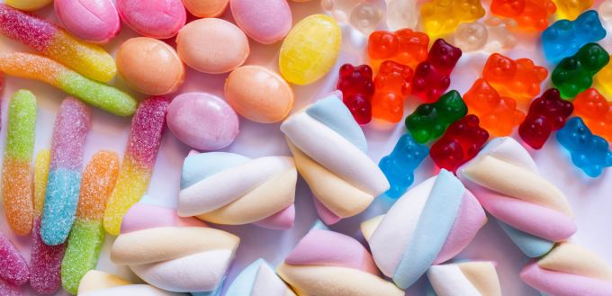 Saure Würmchen, Marshmallows und Gummibärchen: Bunt und süss – aber mit ekliger Zutat. Schleckzeug