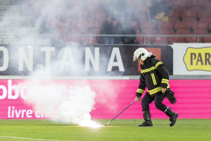 Nach der Niederlage von GC gegen Sion warfen GC-Fans auch Pyros aufs Spielfeld. GC