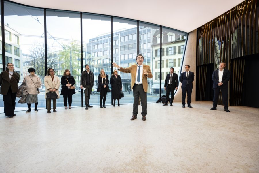 Santiago Calatrava bei der Medienführung durch das neue Gebäude.