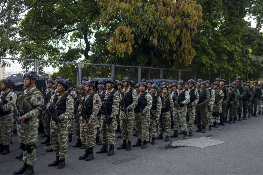Auch Lateinamerika-Experte Maihold hält fest: «Donald Trump setzt offensichtlich darauf, dass innerhalb des Machtblocks in Venezuela (Partei und Militär) Fissuren auftreten.