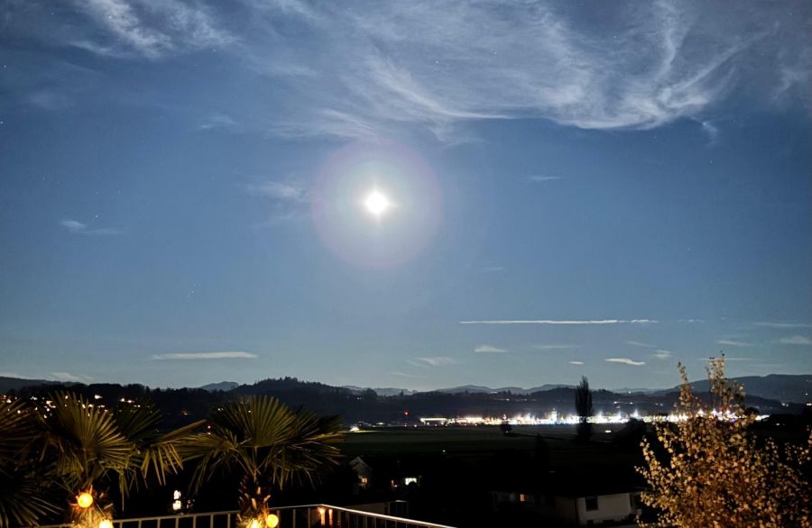 Im Belpmoos BE war der grosse Vollmond gut zu sehen.