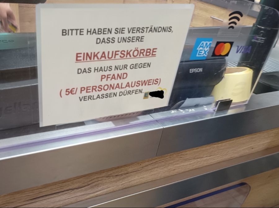 Kundinnen und Kunden eines Edeka-Markt in Nordrhein-Westfalen müssen ein Pfand oder den Ausweis abgeben, nehmen sie den Korb mit.