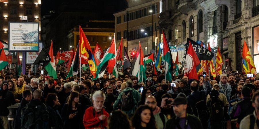 Zahlreiche Menschen gingen am späten Mittwochabend auch in Rom auf die Strasse.