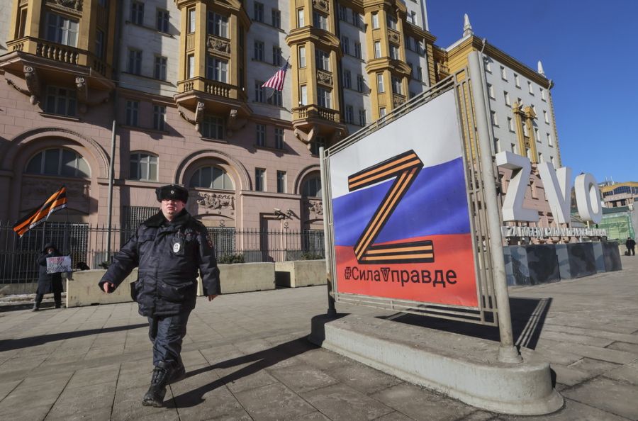 Russland ist gemäss Macron derzeit in permanentem Kriegszustand.