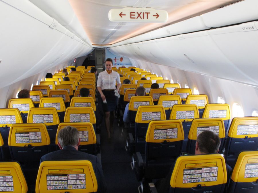 Vorne im Flugzeug beginnt ein Mann, seinen Reisepass zu zerreissen und zu essen. (Symbolbild)