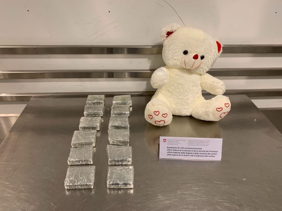 Am Flughafen Zürich machte im Oktober 2022 Diensthund Gino beim Transit-Paketverkehr auf einen Teddybären aufmerksam. In dessen Innern kamen schliesslich über drei Kilogramm Haschisch zum Vorschein.