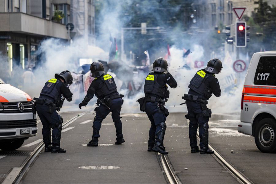Die Polizei konnte wegen eines Kapazitätsengpasses nicht helfen, mittlerweile wurde ein Verdächtiger festgenommen. (Symbolbild)