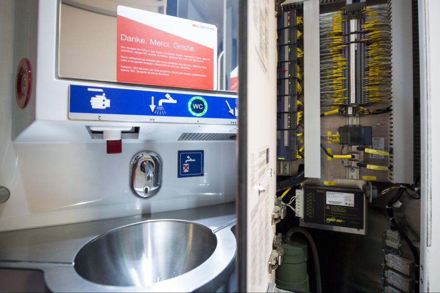 ... schon wieder findet er auf dem WC einen zugeklebten Rauchmelder vor. (Archivbild)