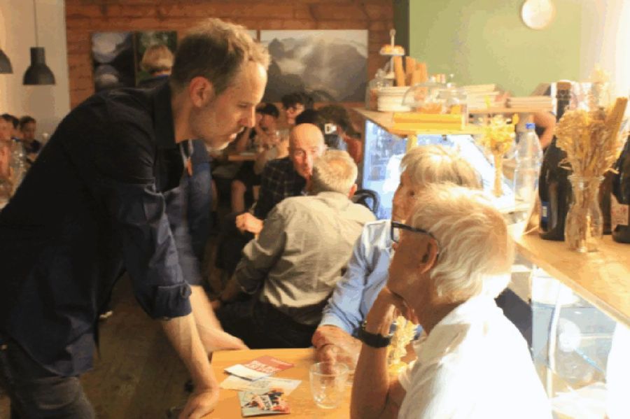 Die SRG reagiert mit einer landesweiten Gesprächskampagne in kleinen Gaststätten.