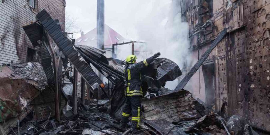 Ein Rettungsarbeiter räumt die Trümmer eines Hauses in Kiew weg, das nach einem russischen Angriff zerstört wurde. Foto: Evgeniy Maloletka/AP/dpa