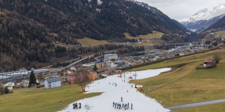 Wo der Schnee in hohen Lagen knapp ist, wie etwa in Airolo Luina im Tessin, steigt die Trockenheit und somit die Waldbrandgefahr. (Archivbild)