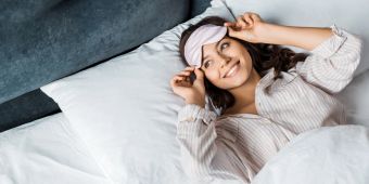 frau mit schlafmaske