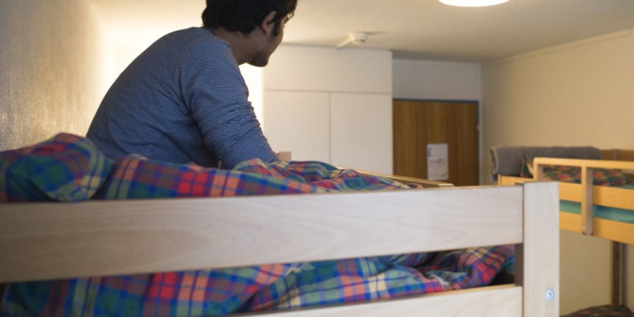 Ein Asylsuchender sitzt in seinem Zimmer. (Symbolbild)