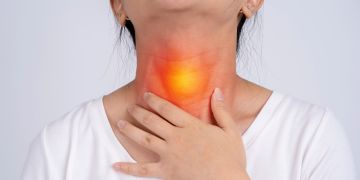 Person mit entzündeter Speiseröhre