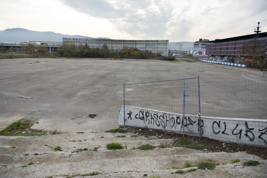 Die Zürcher Stadtclubs FCZ und GC fordern seit Jahren ein Fussballstadion mit echter Fussballatmosphäre.